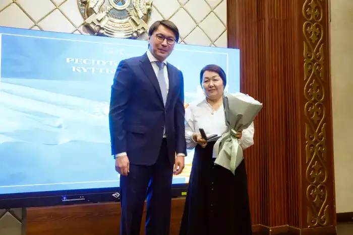 СОТРУДНИКИ АГЕНТСТВА НАГРАЖДЕНЫ В ЧЕСТЬ ДНЯ РЕСПУБЛИКИ (10)