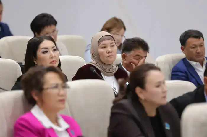 Ербол Карашукеев принял участие во внеочередной сессии областного маслихата (3)