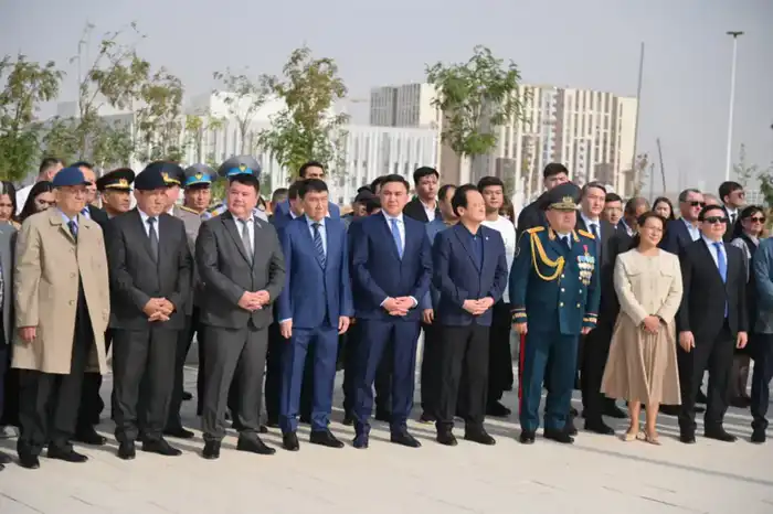 В ШЫМКЕНТЕ В ЧЕСТЬ ДНЯ РЕСПУБЛИКИ ТОРЖЕСТВЕННО ПОДНЯЛИ ГОСУДАРСТВЕННЫЙ ФЛАГ (3)