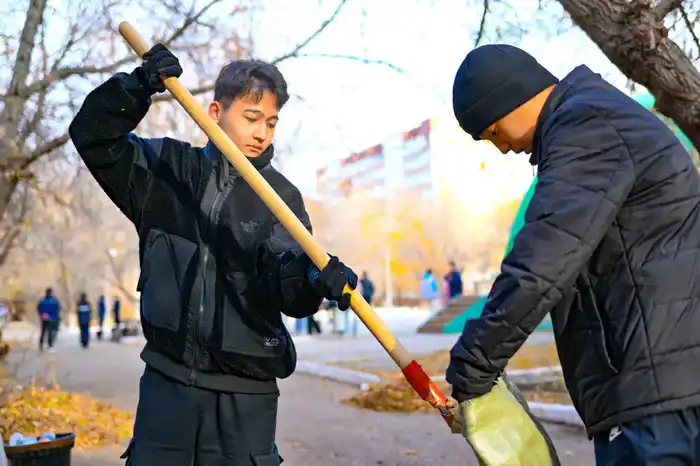 Таза Қазақстан: актюбинские экоактивисты очистили парк «Ретро» (3)