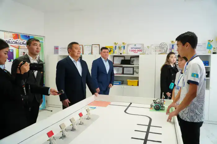 Марат Ахметжанов встретился со школьниками из села Кызылагаш, покорившим Италию своими роботами (6)