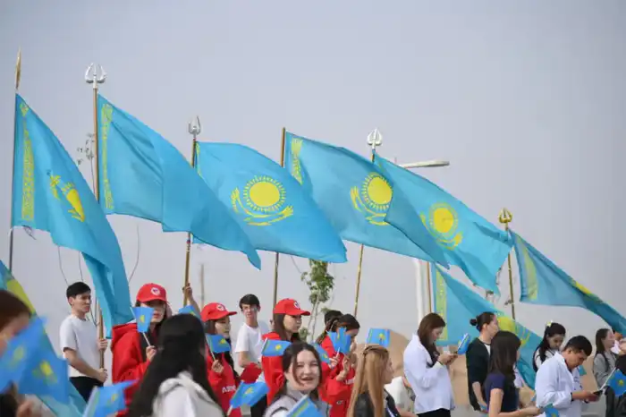 В ШЫМКЕНТЕ В ЧЕСТЬ ДНЯ РЕСПУБЛИКИ ТОРЖЕСТВЕННО ПОДНЯЛИ ГОСУДАРСТВЕННЫЙ ФЛАГ (7)