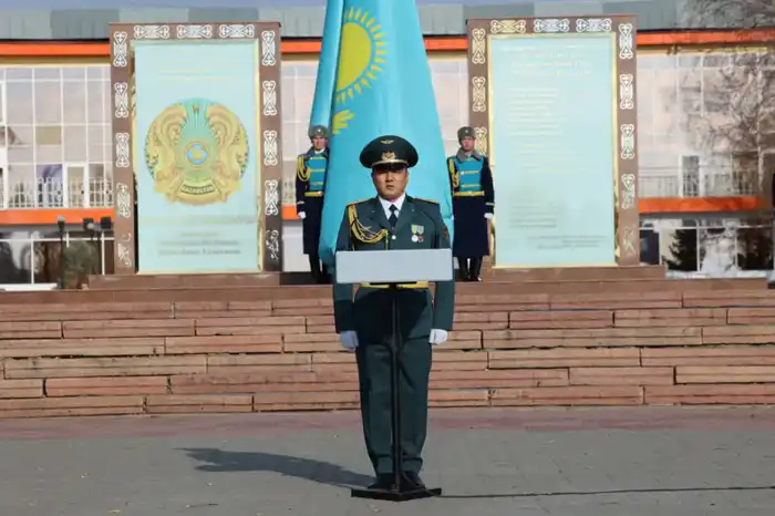 В Рудном состоялась торжественная церемония поднятия Государственного Флага Республики Казахстан в честь Дня Республики (2)