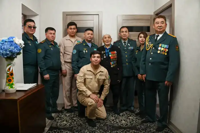 В Астане военнослужащие поздравили ветерана войны Рзагула Байкешева с днем рождения (6)