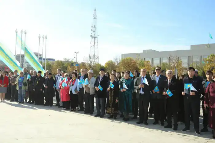 В Актау в честь Дня Республики состоялась церемония поднятия Государственного флага (4)