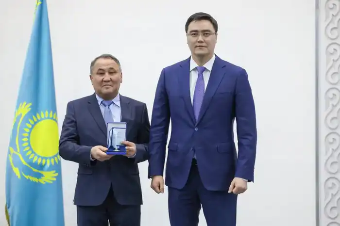 В Министерстве промышленности и строительства провели торжественную церемонию в честь Дня Республики (3)