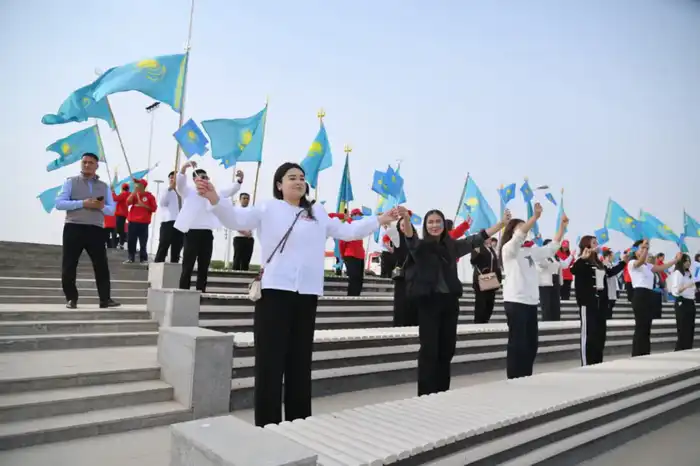 В ШЫМКЕНТЕ В ЧЕСТЬ ДНЯ РЕСПУБЛИКИ ТОРЖЕСТВЕННО ПОДНЯЛИ ГОСУДАРСТВЕННЫЙ ФЛАГ (4)