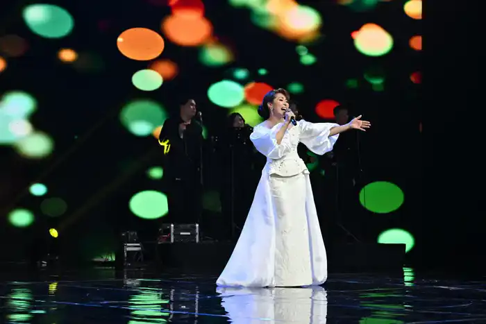 Глава государства поздравил певицу Толкын Забирову с юбилеем творческой деятельности (5)