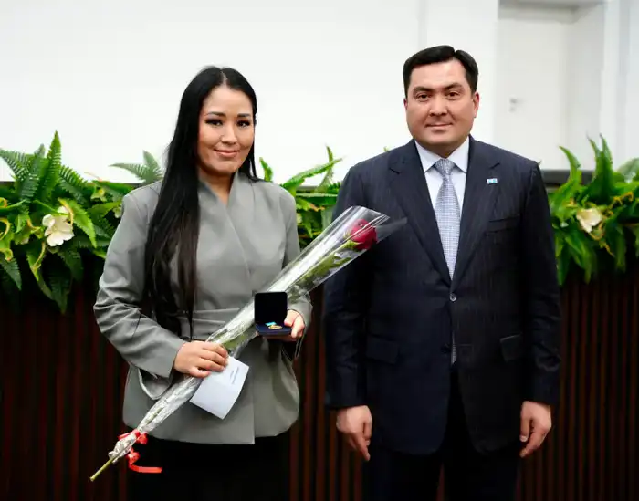 Министр энергетики отметил государственными наградами лучших работников отрасли в честь Дня Республики (4)