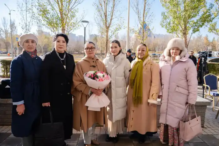 Мемориальную доску памяти Акима Тарази открыли в Астане (10)