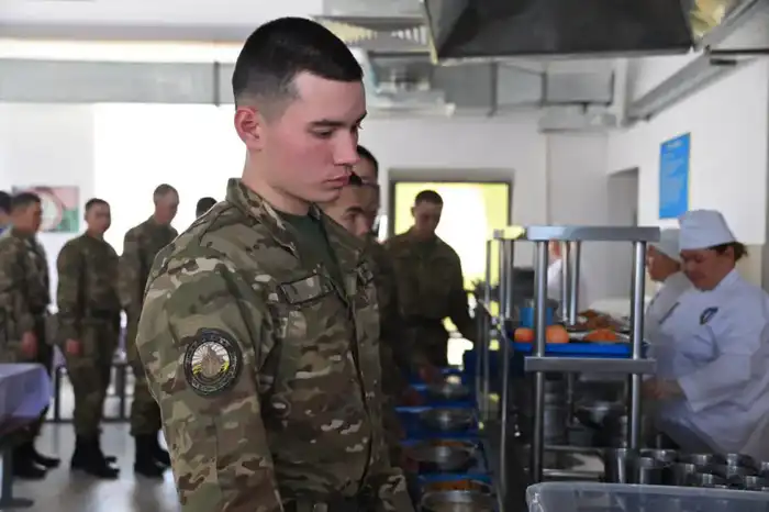 В воинских частях Актау и Бейнеу побывали столичные журналисты (5)