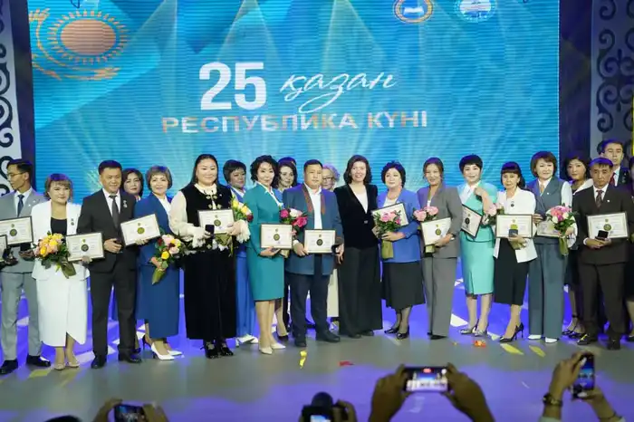 Три педагога из области Абай стали обладателями звания «Лучший педагог – 2025» (4)