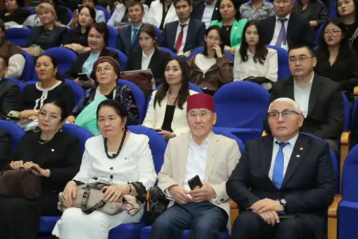 ИСПОЛНЕНИЕ ПОРУЧЕНИЯ ПРЕЗИДЕНТА: МИНИСТР ВРУЧИЛ МОЛОДЫМ УЧЕНЫМ СЕРТИФИКАТЫ НА КВАРТИРЫ (2)