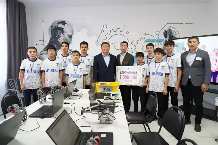 Марат Ахметжанов встретился со школьниками из села Кызылагаш, покорившим Италию своими роботами (4)