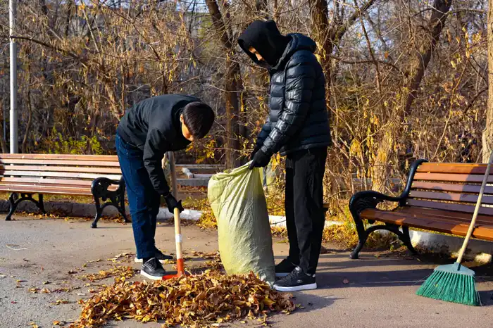 Таза Қазақстан: актюбинские экоактивисты очистили парк «Ретро» (6)