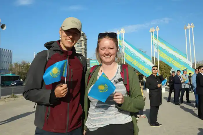 В Актау в честь Дня Республики состоялась церемония поднятия Государственного флага (6)