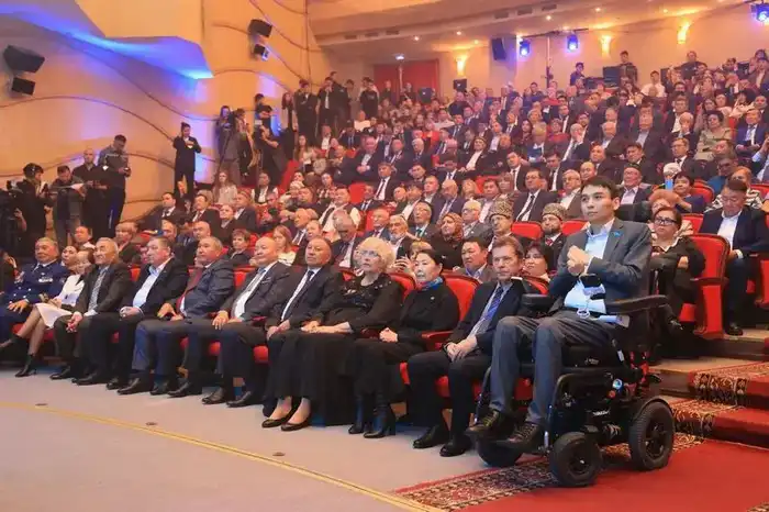 Карагандинцам вручили награды в преддверии Дня Республики (8)