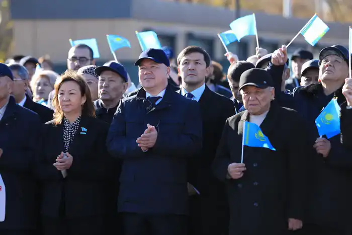 В Актобе в День Республики состоялась церемония поднятия Государственного флага (7)