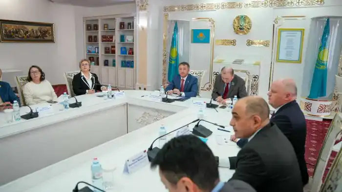 Институт законодательства и правовой информации провел круглый стол на тему «Реализация приоритетных задач по совершенствованию нормотворчества и правового информирования населения в контексте Послания Президента Республики Казахстан» (7)