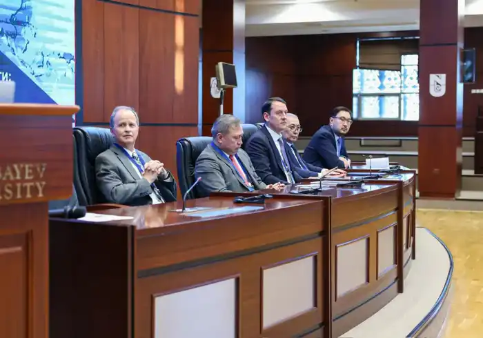 В Назарбаев Университете состоялась конференция, посвящённая десятилетию внедрения международных стандартов CRIRSCO в Казахстане. Организаторами выступили Ассоциация KAZRC, ПОНЭН и Школа горного дела и наук о Земле (NU SMG) (5)