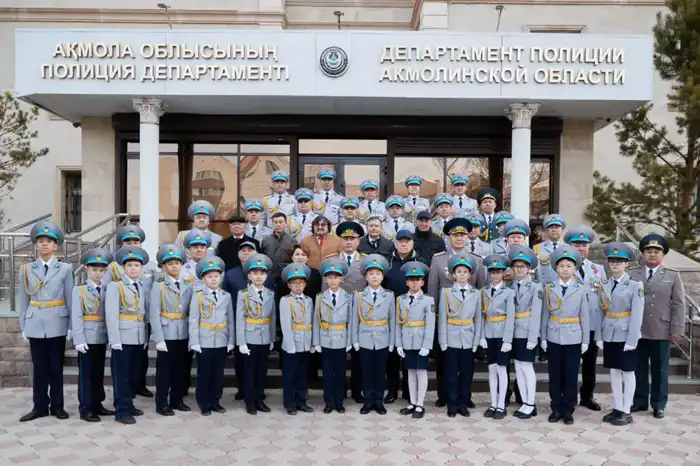 Заместитель министра внутренних дел — Главнокомандующий Нацгвардией поздравил полицейских с Днём Республики (3)