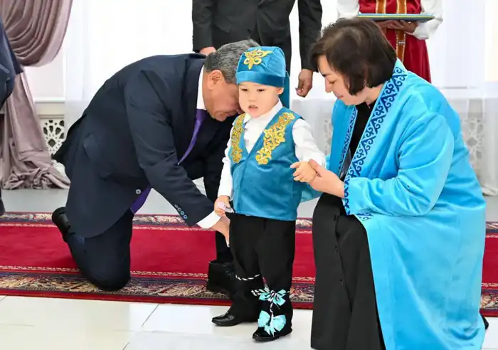 В преддверии Дня Республики прошел обряд тұсау кесу для детей из детского дома (2)