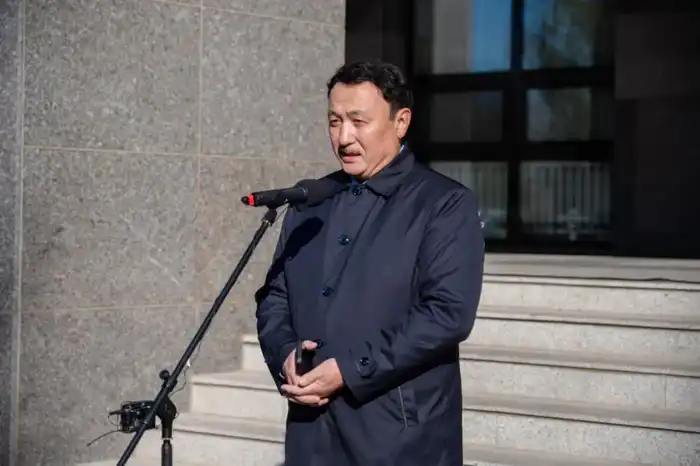 Мемориальную доску памяти Акима Тарази открыли в Астане (2)