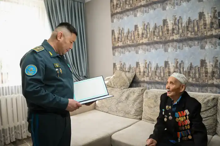 В Астане военнослужащие поздравили ветерана войны Рзагула Байкешева с днем рождения (3)