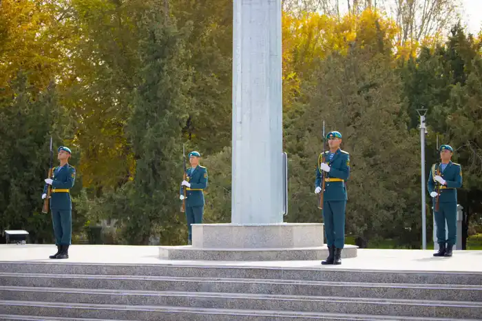 Флаг над Конаевом, награды, молодежь и вдохновение: как отметили День Республики в Алматинской области (7)
