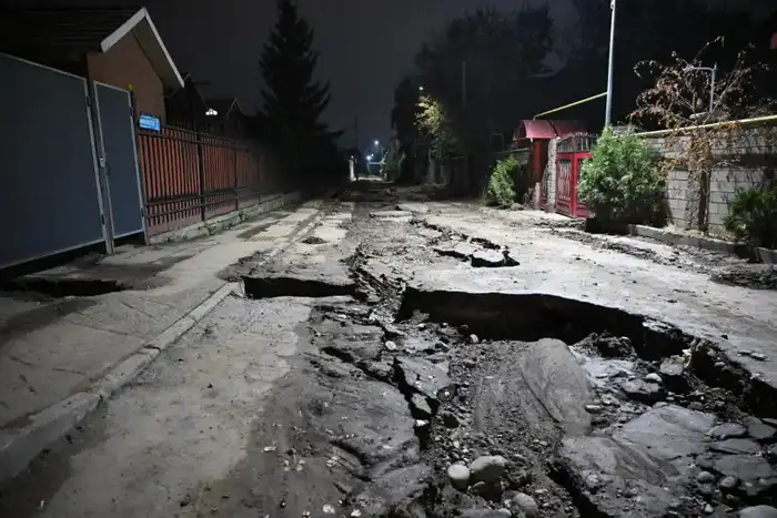 Технадзор лишили аккредитации за провалы дороги в Алматы (2)