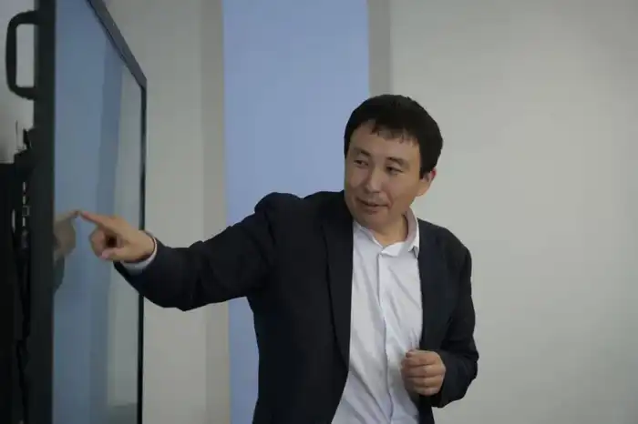 Столичный учитель успешно применяет ИИ в обучении школьников (4)