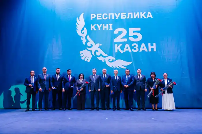 Аким Атырауской области Серик Шапкенов в канун Дня Республики вручил государственные награды (8)