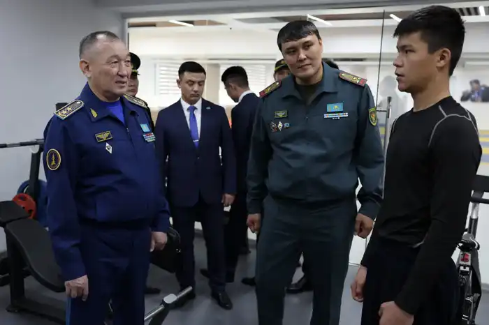 Министр обороны встретился с кадетами нового военно-спортивного колледжа (8)