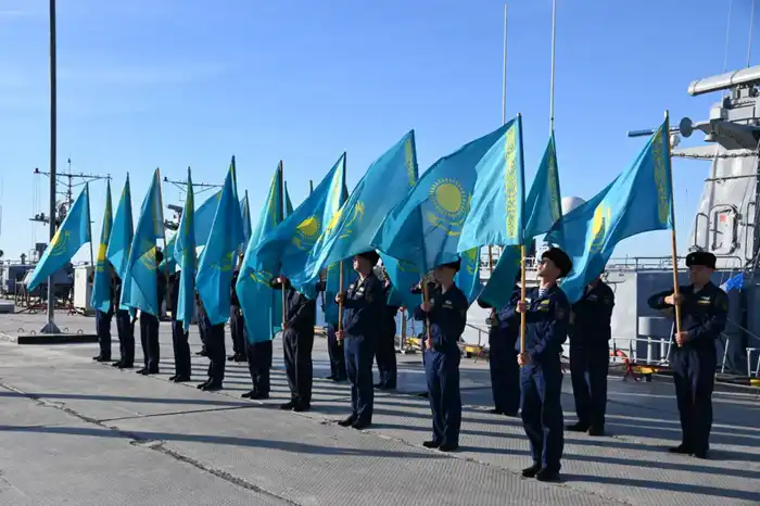 Военные моряки пронесли по Каспийскому морю Государственный флаг Казахстана (2)