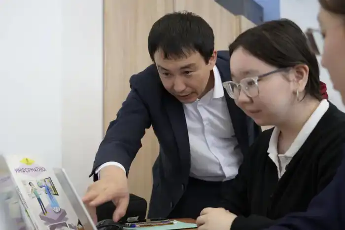 Столичный учитель успешно применяет ИИ в обучении школьников (9)