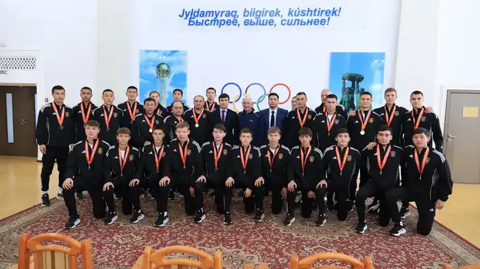 Карагандинская команда «Шахтёр-М» завоевала серебро первенства Казахстана по футболу (5)