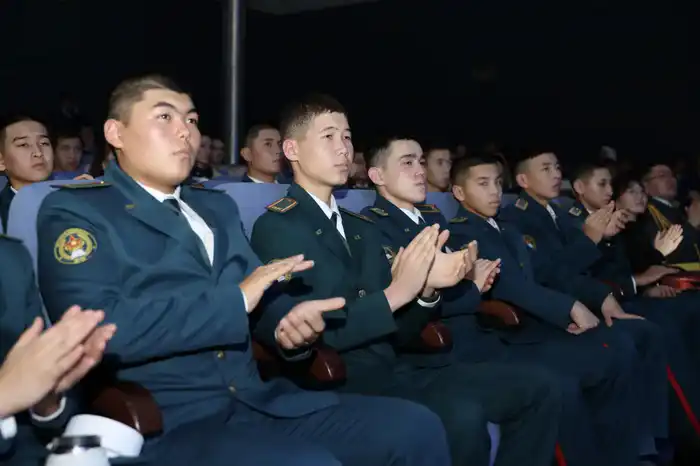 Искусственный интеллект на сцене: Минобороны провело уникальный концерт к Дню Республики (9)