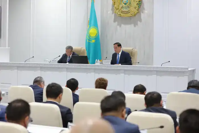 Ербол Карашукеев принял участие во внеочередной сессии областного маслихата (5)