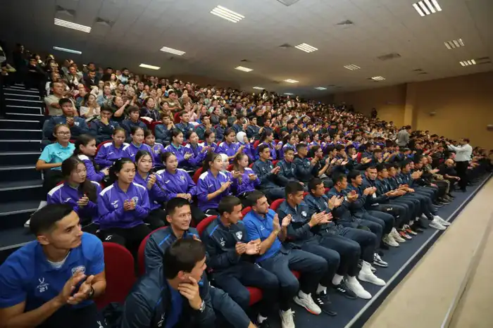 Аким Мангистауской области поздравил футболистов «Каспия» с выходом в Премьер-Лигу (7)