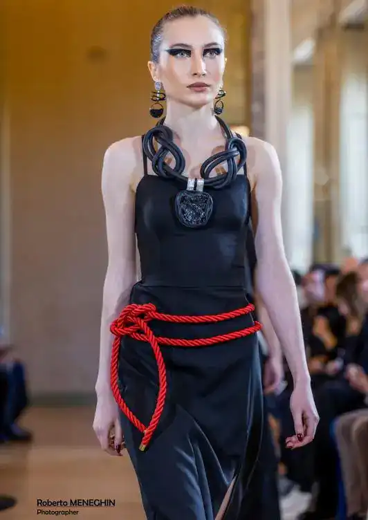 Карагандинский уголь на подиуме Милана: дизайнер Ольга Целлер представила необычную коллекцию украшений (7)