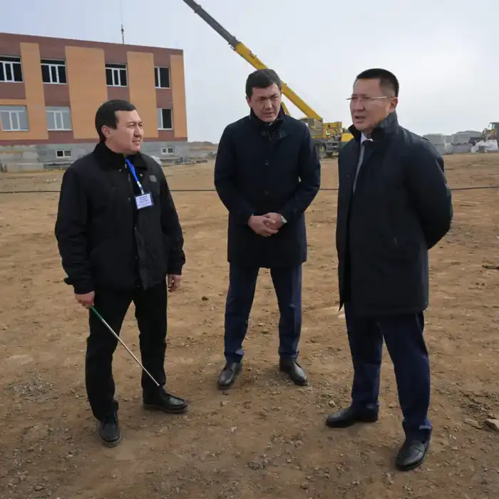 Аким Павлодарской области Асаин Байханов посетил село Атыгай близ Экибастуза, где проверил ход строительства новой школы (8)