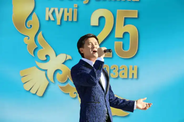 В Актау в честь Дня Республики состоялась церемония поднятия Государственного флага (5)