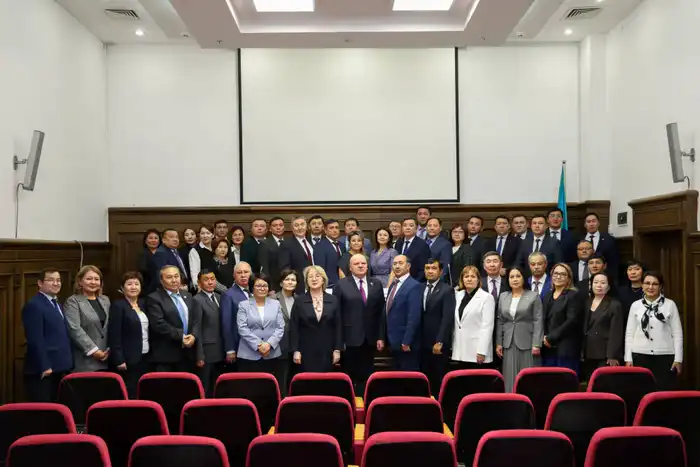 В Академии правосудия при Высшем Судебном Совете Республики Казахстан впервые состоялись курсы переподготовки для председателей районных судов всех регионов страны (10)