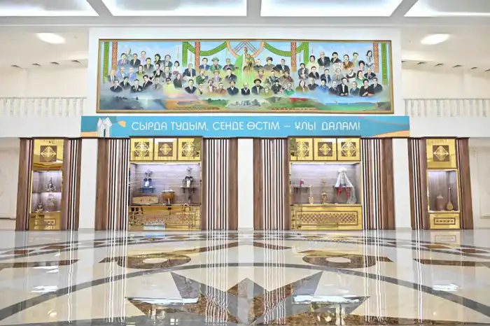 Глава государства посетил Центр искусств (4)