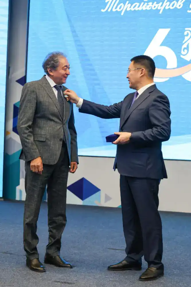Аким Павлодарской области Асаин Байханов поздравил Торайгыров университет с 65-летием (10)