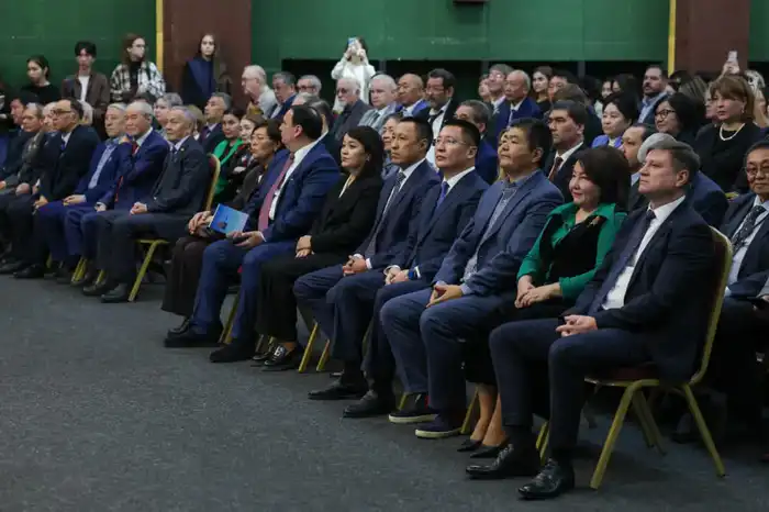 Аким Павлодарской области Асаин Байханов поздравил Торайгыров университет с 65-летием (6)