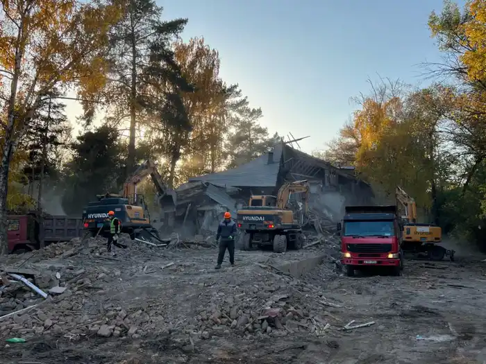 Заместитель акима Алматы проверил ход строительства социальных объектов города (2)