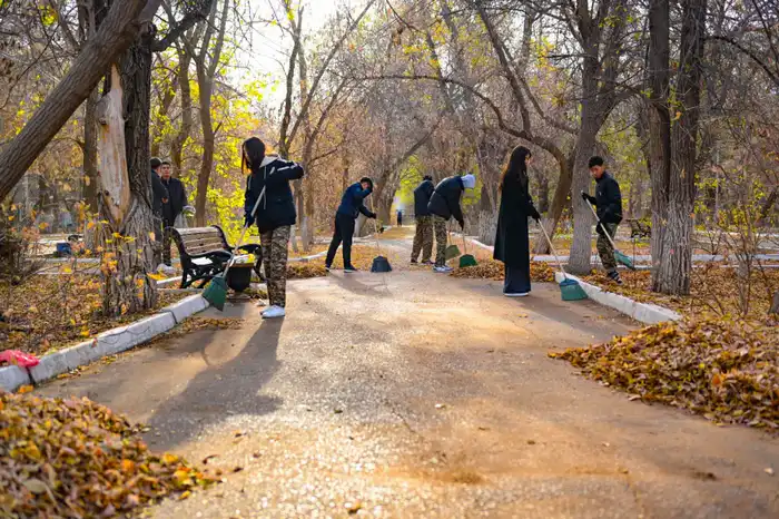 Таза Қазақстан: актюбинские экоактивисты очистили парк «Ретро» (4)