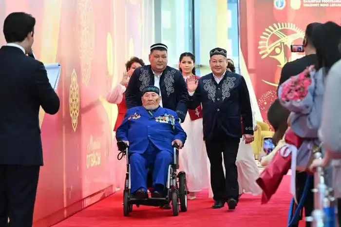 «Мерейлі отбасы – 2025»: В Астане наградили 20 образцовых семей Казахстана (4)