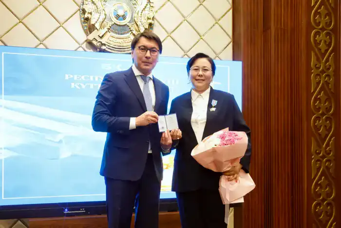 СОТРУДНИКИ АГЕНТСТВА НАГРАЖДЕНЫ В ЧЕСТЬ ДНЯ РЕСПУБЛИКИ (5)